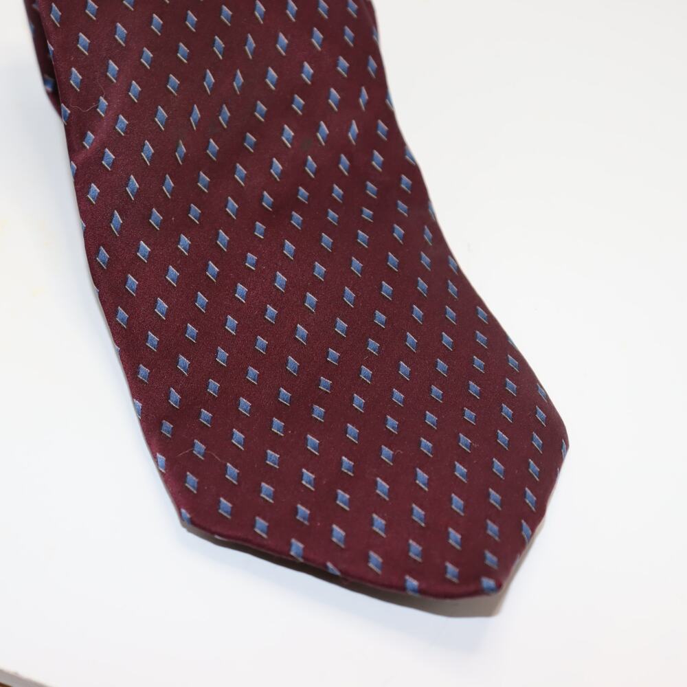Bill Blass Burgundy Silk Necktie – Blue Diamond Pattern, 3.5" Wide